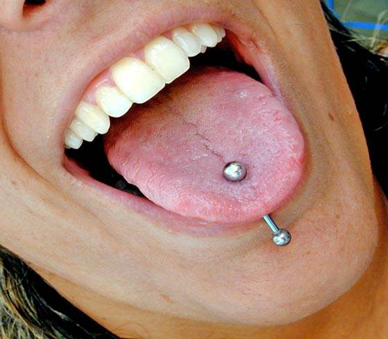  piercing que pode ser na língua, nos lábios ou nas bochechas.