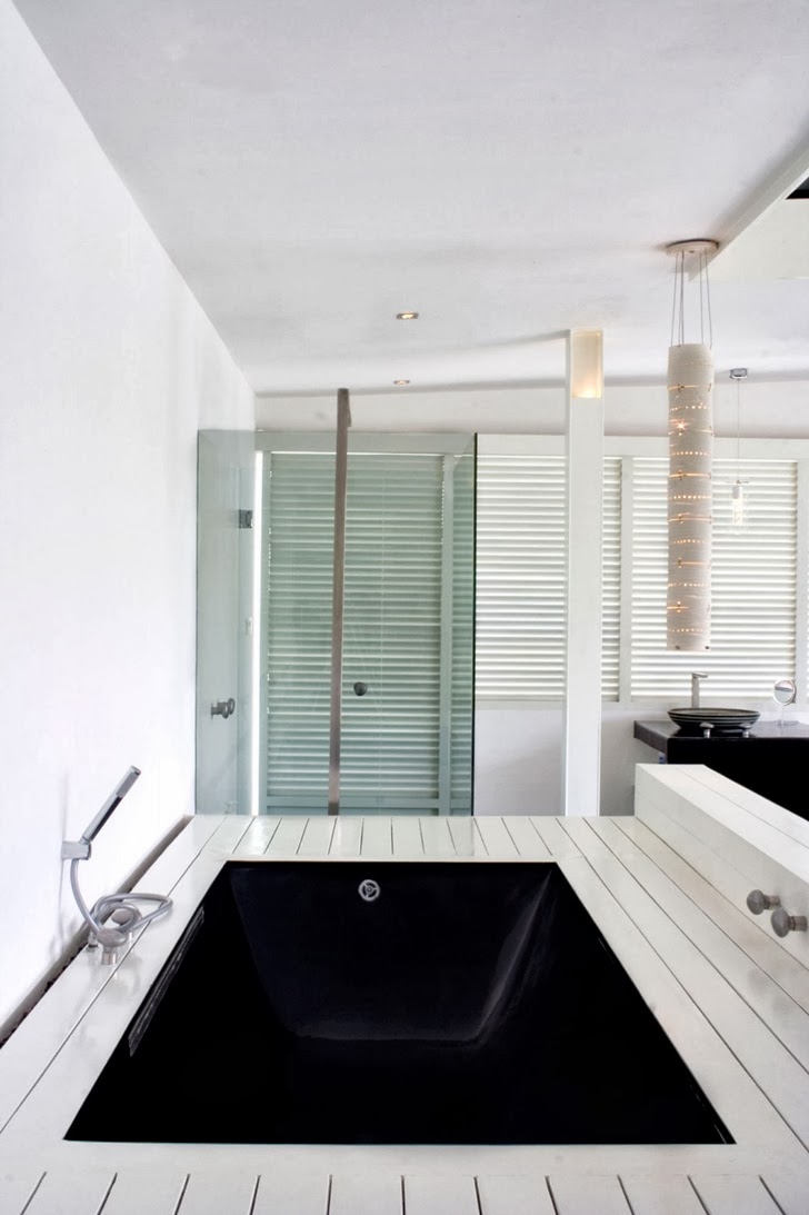 Bath tub in Exotic contemporary style house in Bali