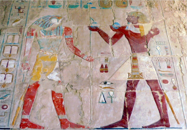 Тутмос III преподносит дары Хору