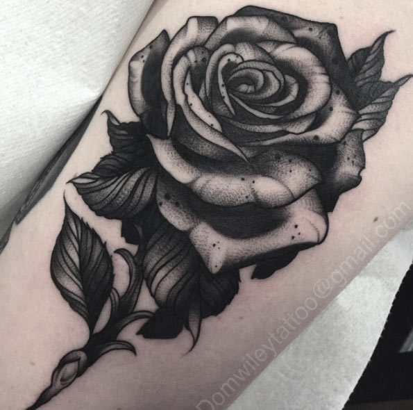 Este impressionante blackwork rosa