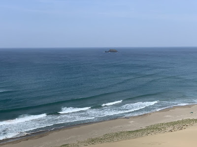 馬の背からくじら島を望む