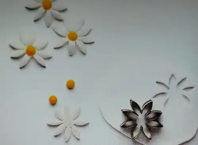 image of daisy flower cake
