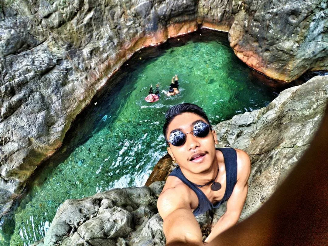 cliff jumping di curug leuwi lieuk