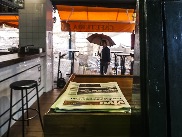 lluvia en Sevilla, calle de Sevilla, dia de lluvia, paraguas, otoño en Sevilla