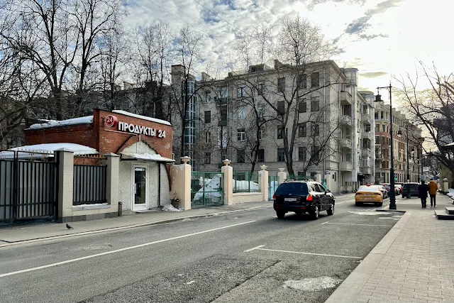 Большой Лёвшинский переулок, магазин «Продукты 24», жилой дом 1939 года постройки – жилой дом кооператива «Социнженер»