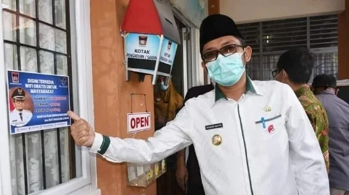 Wali Kota Hendri Septa Pasang Stiker Wifi Gratis Perkantoran