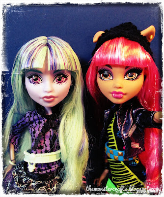 Twyla and Howleen Monster High doll selfie