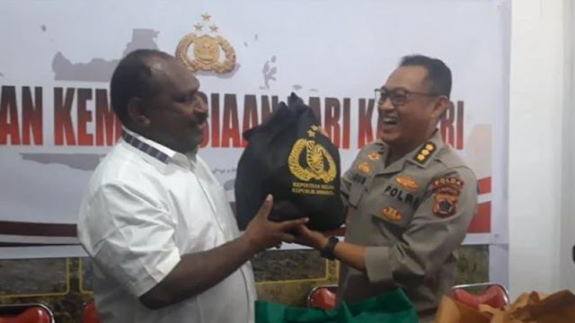  Kapolri Salurkan 264,7 Ton Beras dan 1.500 Sembako untuk Warga Papua yang Terdampak Kekeringan 