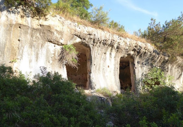 grotte nel Villaggio saraceno