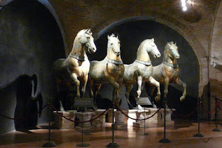 foto das esculturas originais dos quatro cavalos guardados no Museu  