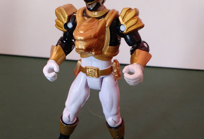 Figura de ação articulada em 6  pontos do Power Ranger dourado e branco,10,5 cm  R$ 25,00