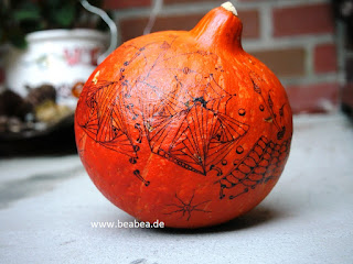 Zentangle auf Kürbis Pumpkin tangle von Beate Winkler Hamburg