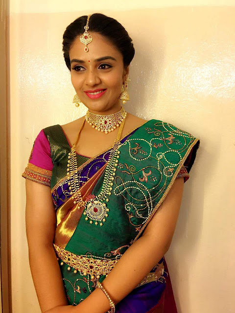 Television actress sreemukhi in saree latest hd photos