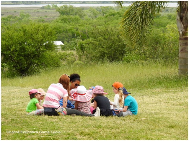 En ronda sobre el pasto, escuchando y participando - Chacra Educativa Santa Lucía