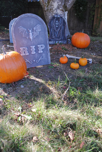 Pumpkin-patch-Halloween-graveyard-decor 