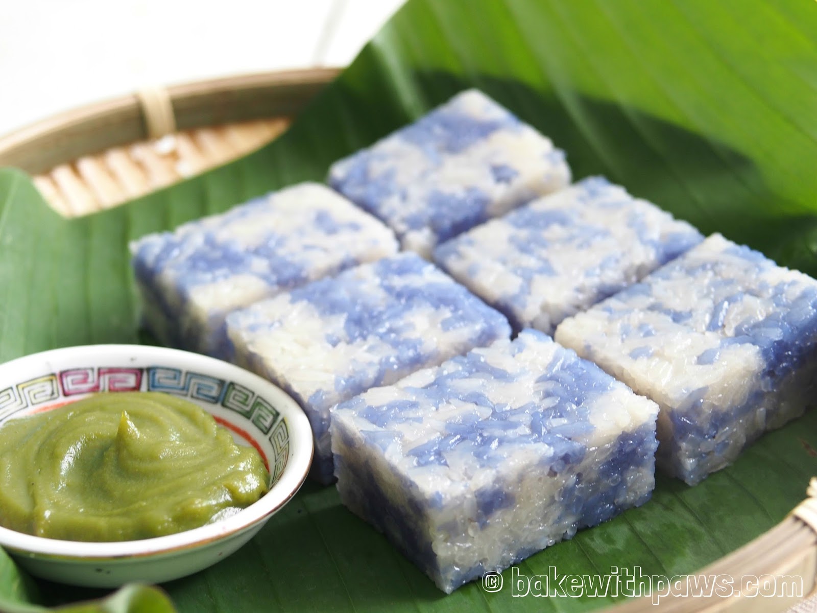 Pulut Tai Tai (Blue Glutinous Rice Cake) - BAKE WITH PAWS