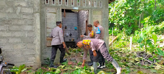 Timpa Rumah Warga, Jajaran Polsek Nanggulan Bantu Evakuasi Pohon Tumbang