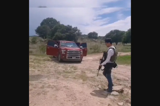 Video: Así entrena Sicario de La Operativa de El Mayo Zambada,  al disparar su rifle de impulso casi hasta se cae