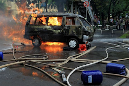 Sebuah mobil terbakar di Sawangan Depok, lalu lintas terhenti.