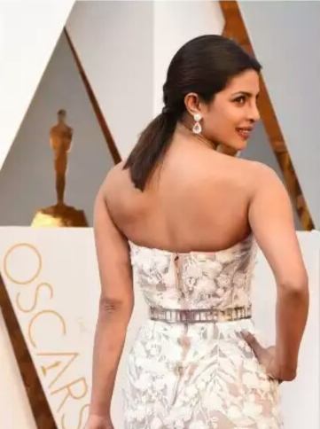 Indian actress priyanka chopra at Oscar 2016