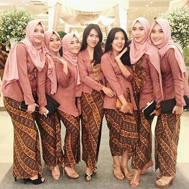 Model Kebaya Hijab Kutubaru Rok Batik Parang - Inspirasi 
