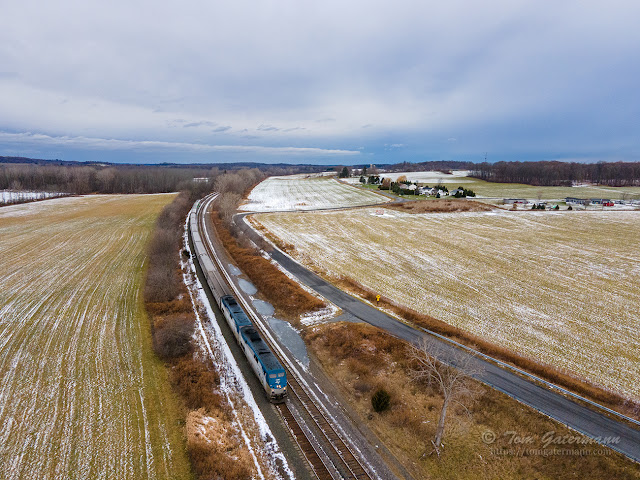 Heading east, the Lake Shore Limited is rounding the curve at Oakland Rd., on the western edge of Weedsport, NY.