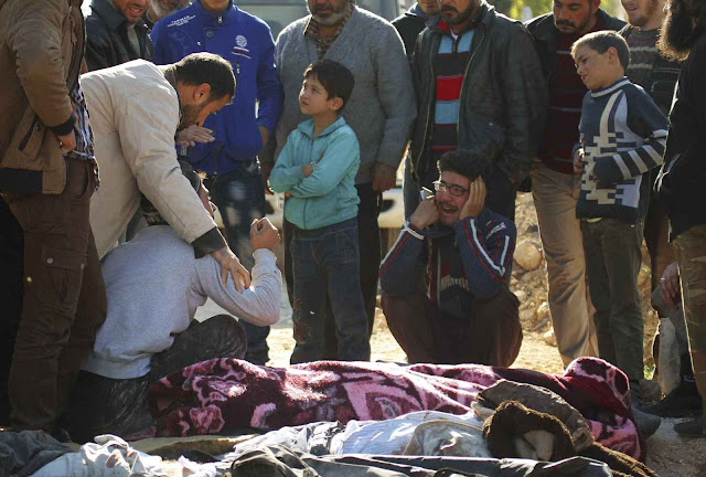 Populares choram vítimas civis feitas pela aviação russa em Ariha.
