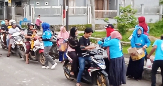 Plat AA Kebumen Bagikan Ratusan Takjil Gratis ke pengguna Jalan