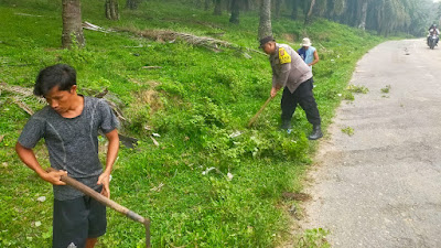 Bhaninkamtibmas Polsek Tamiang Hulu Gotong Royong Bersama Masyarakat Desa Alur Janbu.