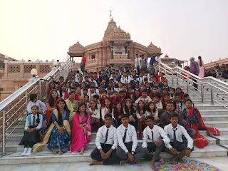 शैक्षिक भ्रमण में बच्चों ने देखा राधाकृष्ण मंदिर | #NayaSaveraNetwork