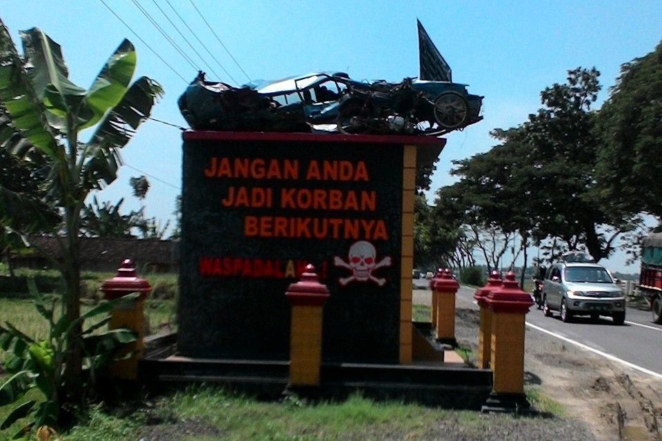 Monumen Laka Lantas Ngawi - RADAR DJOWO