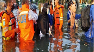 Akibat Tanggul Jebol, Pelabuhan Tanjung emas Semarang Banjir 