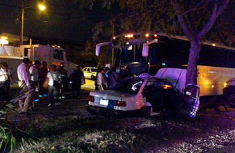 Bus cobra una vida; unidad de transporte de personal de Excellence impacta a particular: 1 muerto 3 heridos