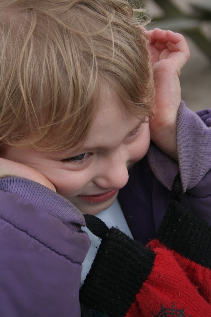 ¿Por qué los niños con autismo se tapan los oídos? 