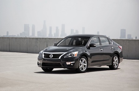 2013 Nissan Altima SL front three quarters