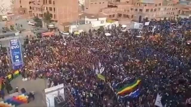 Multitudinaria movilización en La Paz contra el golpe en Bolivia