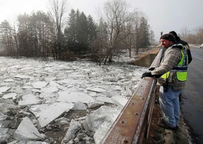 Ice jams caused floods in the US
