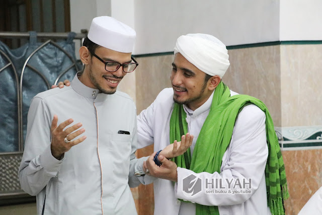 Habib Hanif Alattas bersama Putra Habib Taufiq Pasuruan, Habib Muhammad bin Taufiq Assegaf