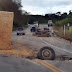 Bloco de granito se solta de carreta e causa acidente, no Morro do Lixo, em Cachoeiro