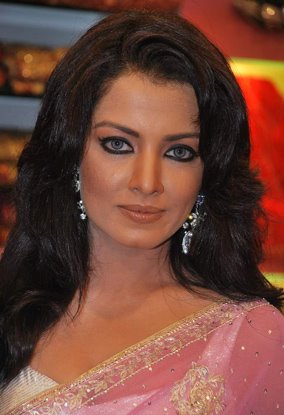 celina jaitley pink saree baby doll latest photos