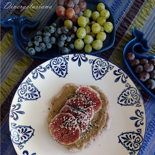Foto de tostada con higos y cuencos con forma de ballena con uvas