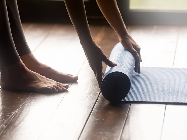 rolling-up-yoga-mat-after-class