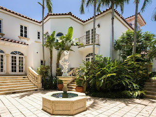 Foto del interior de una mansion al lado del mar en el area metropolitana de Miami