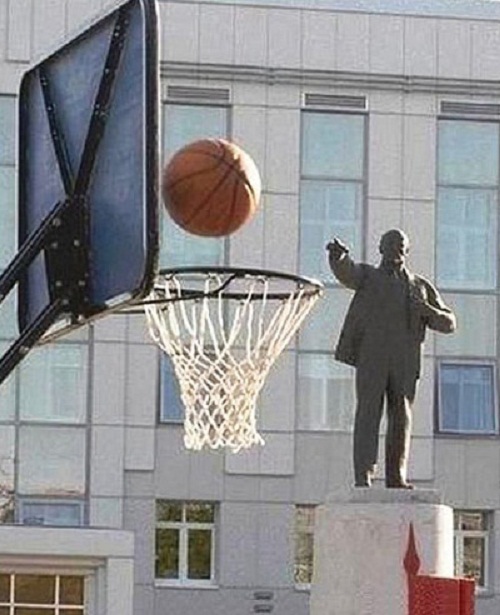 Statue ball funny photo