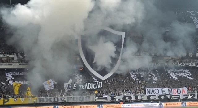 Diferentemente do ocorrido fora, torcida do Botafogo fez bonita festa no estádio/Celso Pupo/Estadão Conteúdo