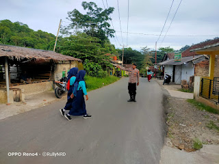 Personil Polsek Lebakgedong Polres Lebak Giat Strong Point Pagi