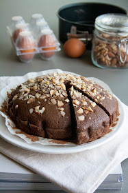 Torta con noci brasiliane e cacao