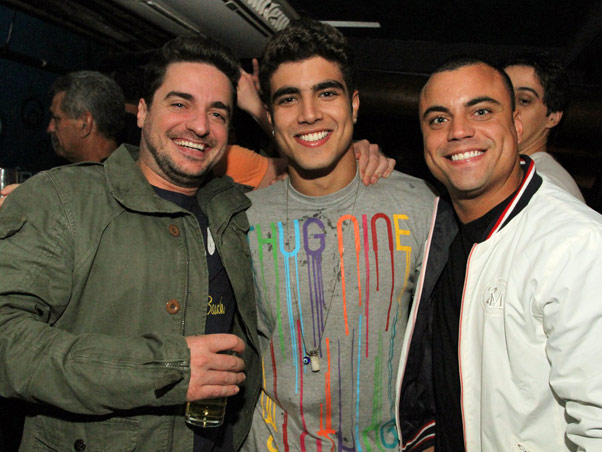 Caio Castro  assistiu ao show da dupla Anselmo e Rafael.