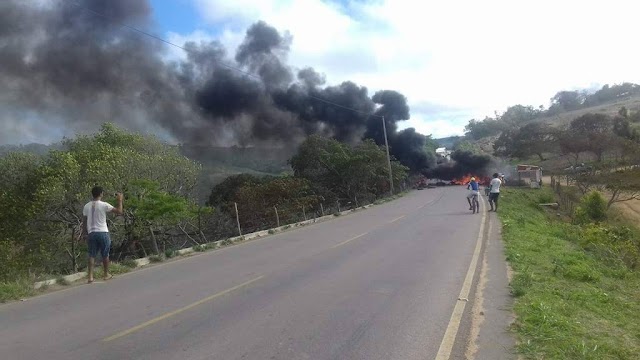 PE-218 ESTÁ INTERDITADA POR MANIFESTANTES CONTRA A REFORMA DA PREVIDÊNCIA 