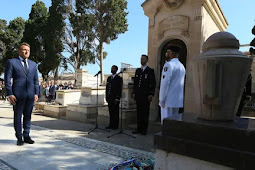 Emmanuel Macron Kunjungi Masjid Raya Aljir 